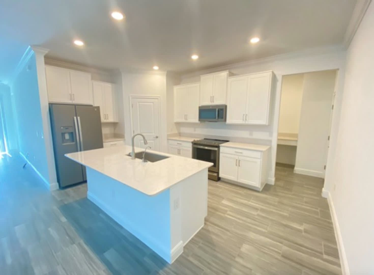 A Must See 3 Beds 2 Bths Villa Shows Like A House Modern Styling Open Layout Great Location And Loads Of Amenities – photo 3