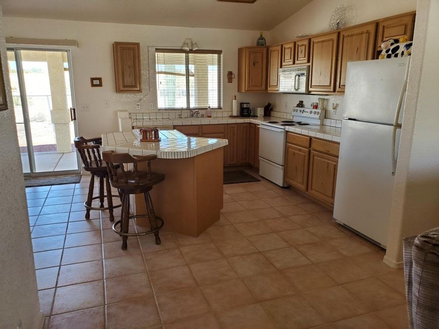 GREAT FURNISHED HOME WITH SIDE PARKING! – photo 4
