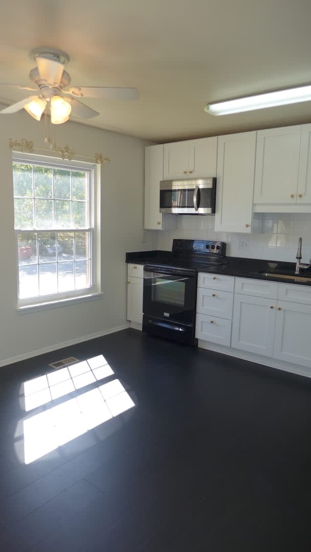 Spacious 4bd 3.5bth Brick-Front Townhome in The Lakes – photo 5
