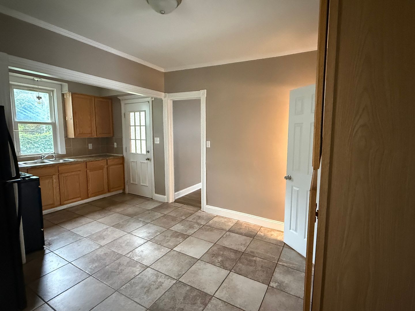 Charming 4‑Bedroom Single‑Family Home – photo 3