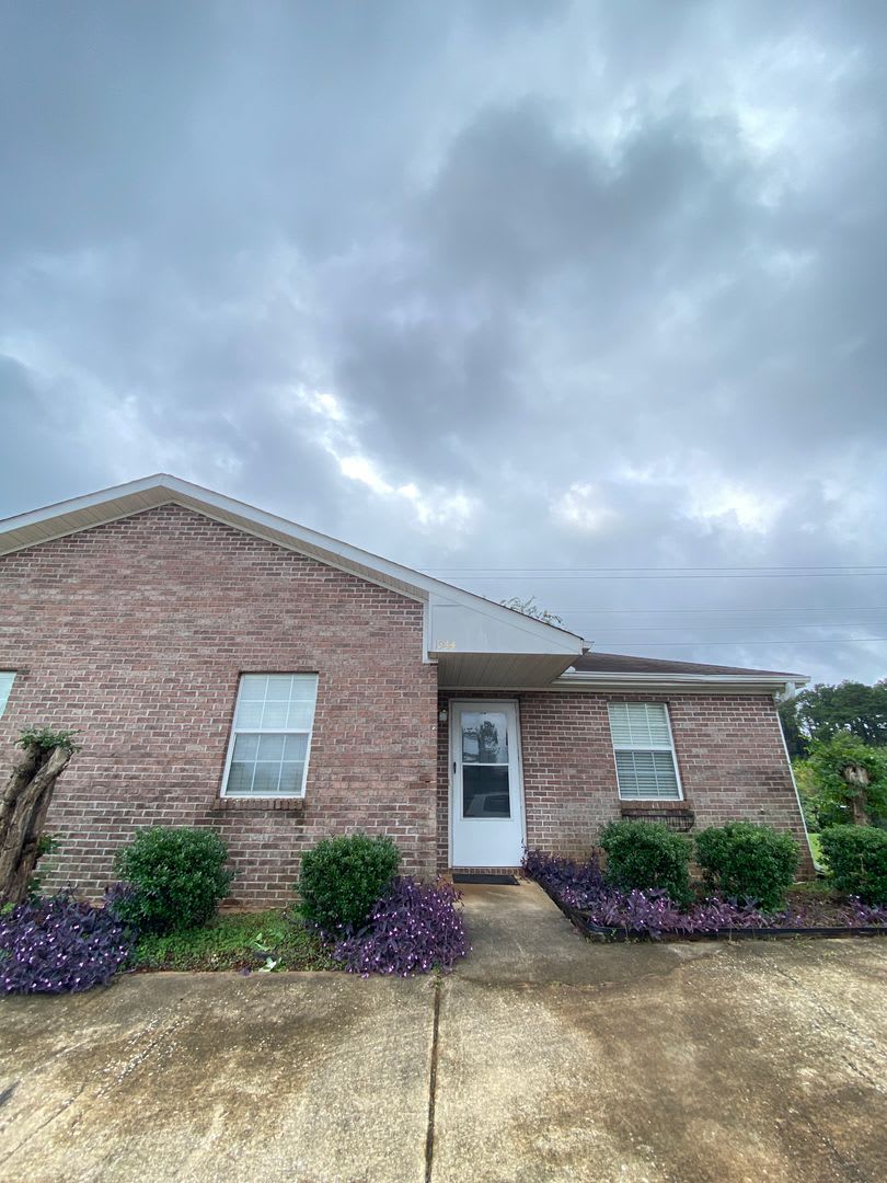 Comfort Meets Convenience in This 2 Bed/2 Bath – photo 1