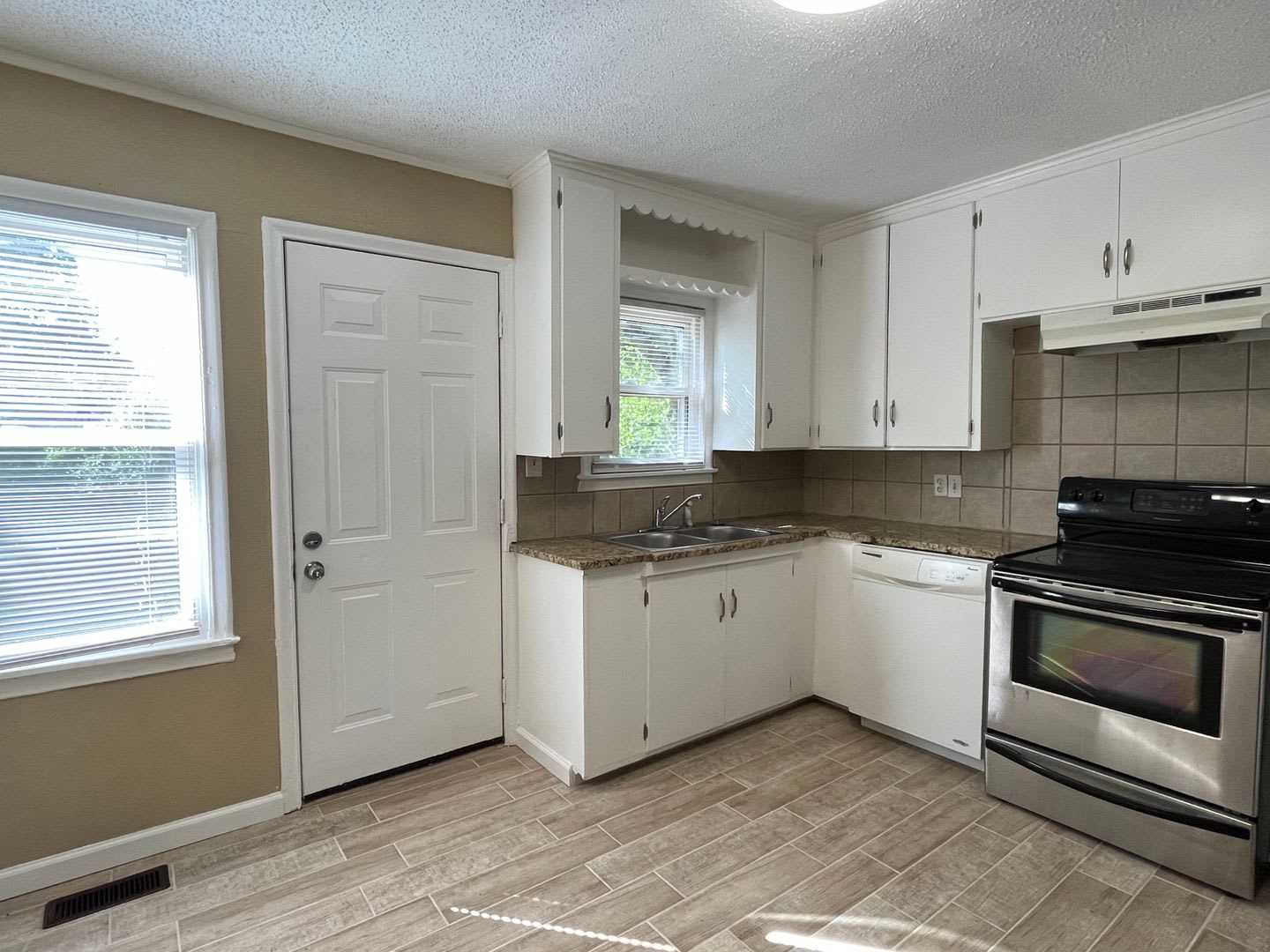 3 bedroom near Riverside Parks Trail!! – photo 3