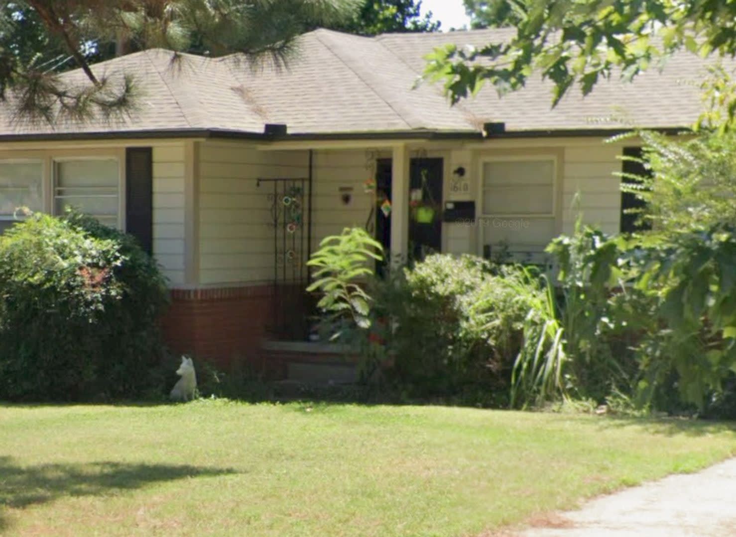 3 Bd 1 Ba Bungalow w/ hardwood – photo 1