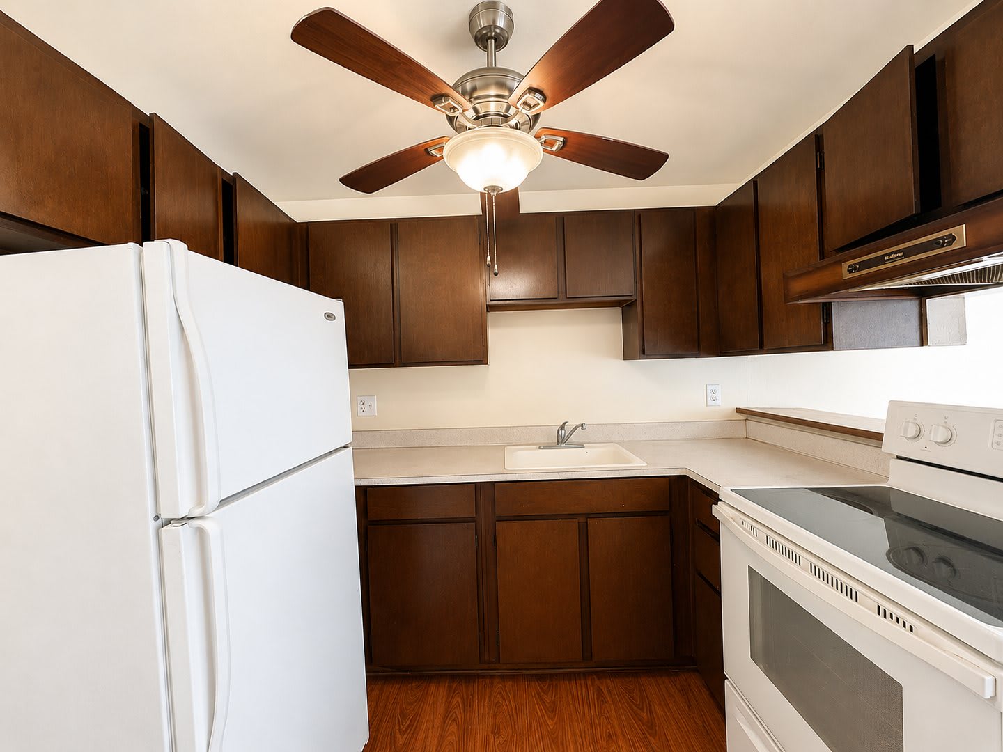 Bright 1 Bed 1 Bath Apartment For Rent In North Seattle Large Patio Off Street Parking Near Green Lake Fremont – photo 3
