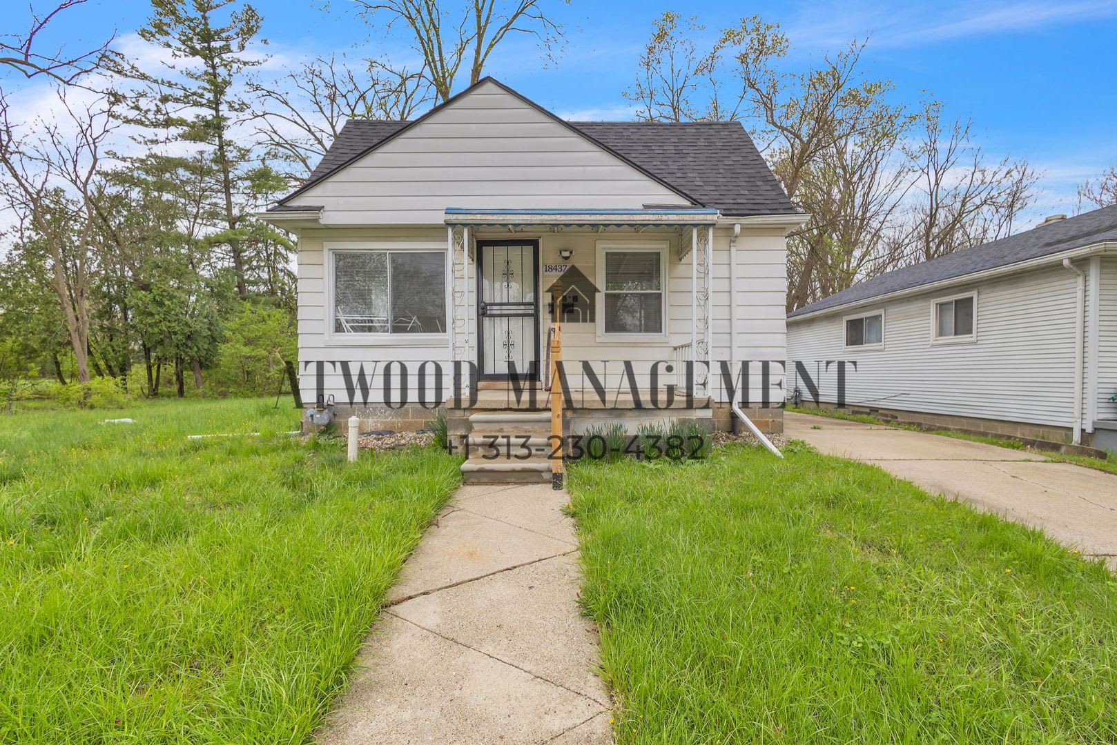This beautifully updated 3-bedroom, 1-bath single-family home is ready for move-in! – photo 1