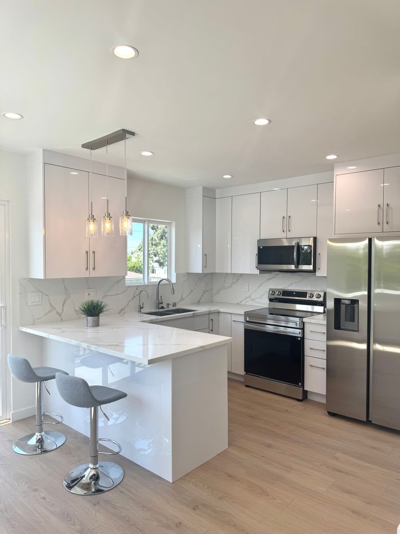 Spacious 1000 Sq. Ft. Second-Floor Back ADU in a 2-Story Duplex – Burbank – photo 1