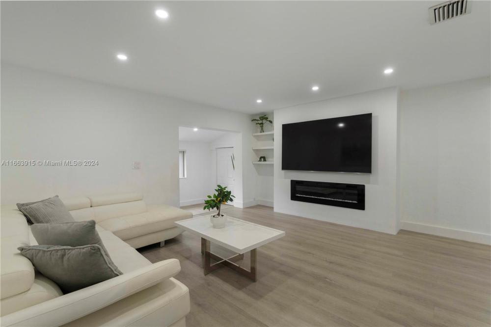 1417 Plunkett St – photo 1