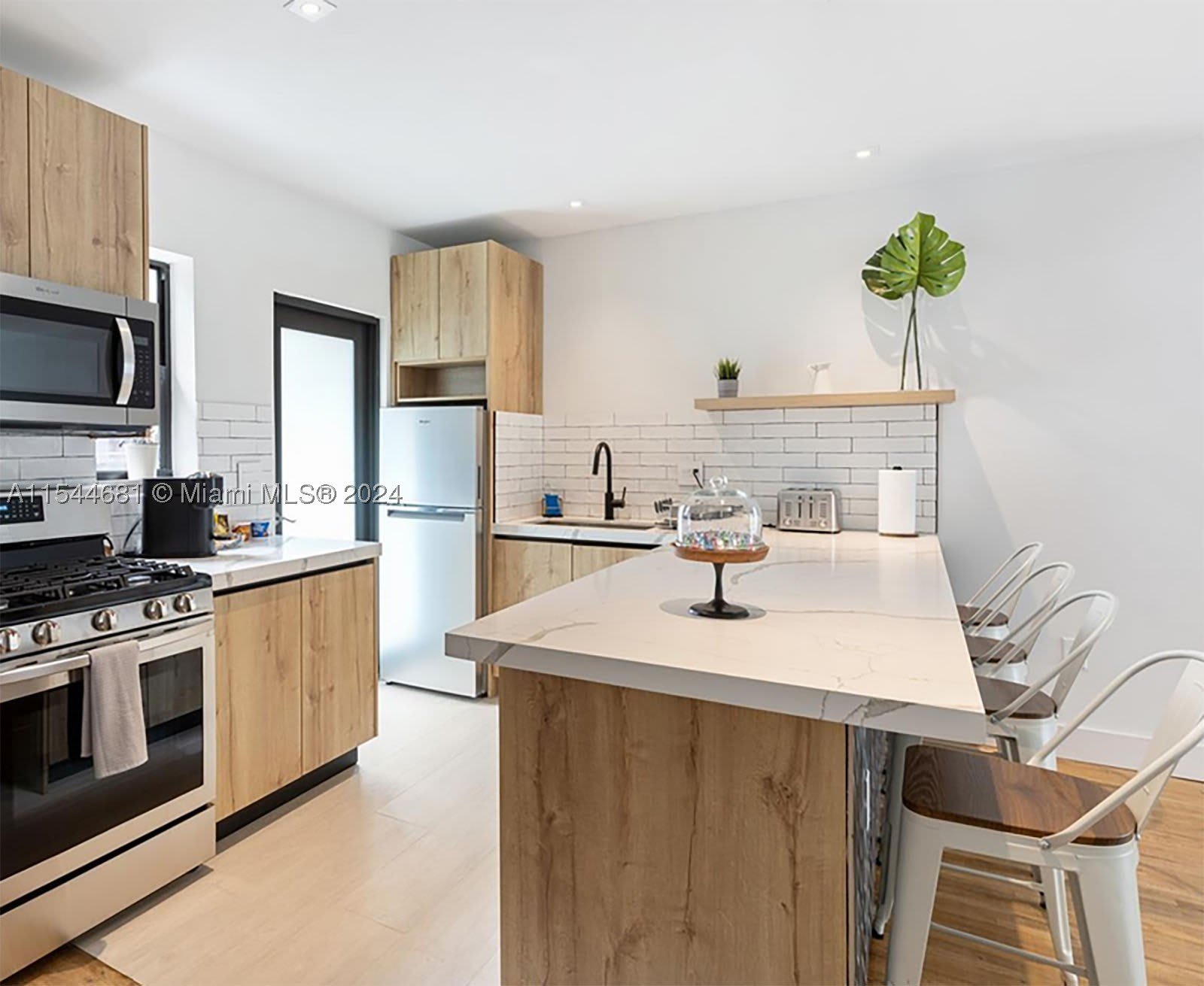 740 SW 9th St – photo 4