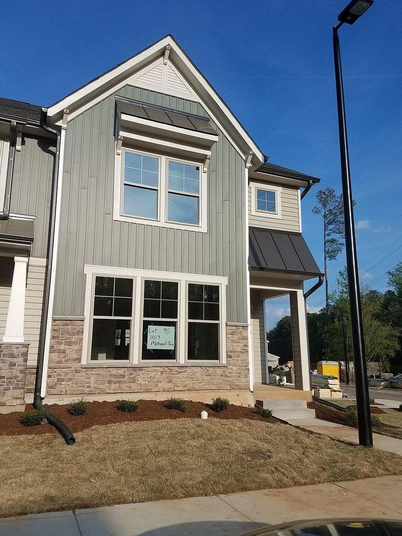 Room in 3 Bedroom Townhome at Metropolitan Dr – photo 1