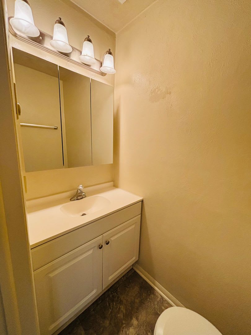 2 Bedroom, 1.5 Bath Townhouse – photo 3