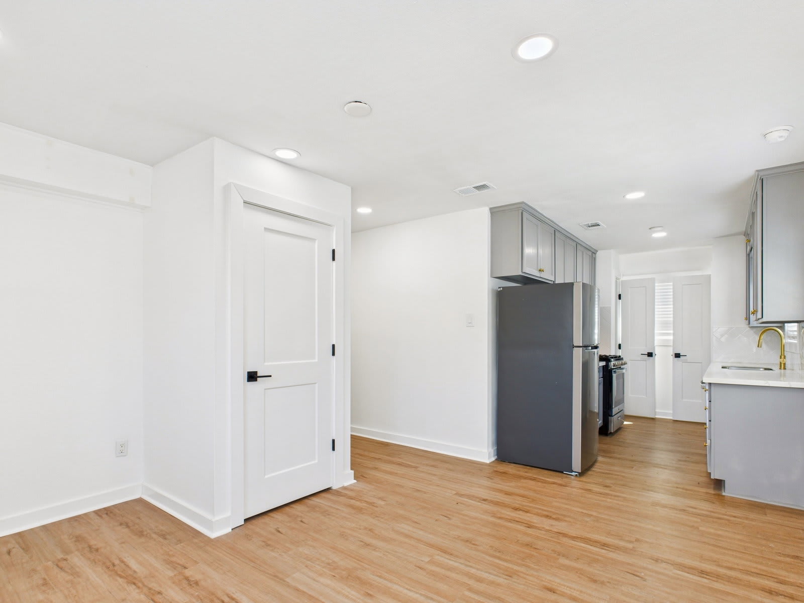 607 Foch Street – photo 3