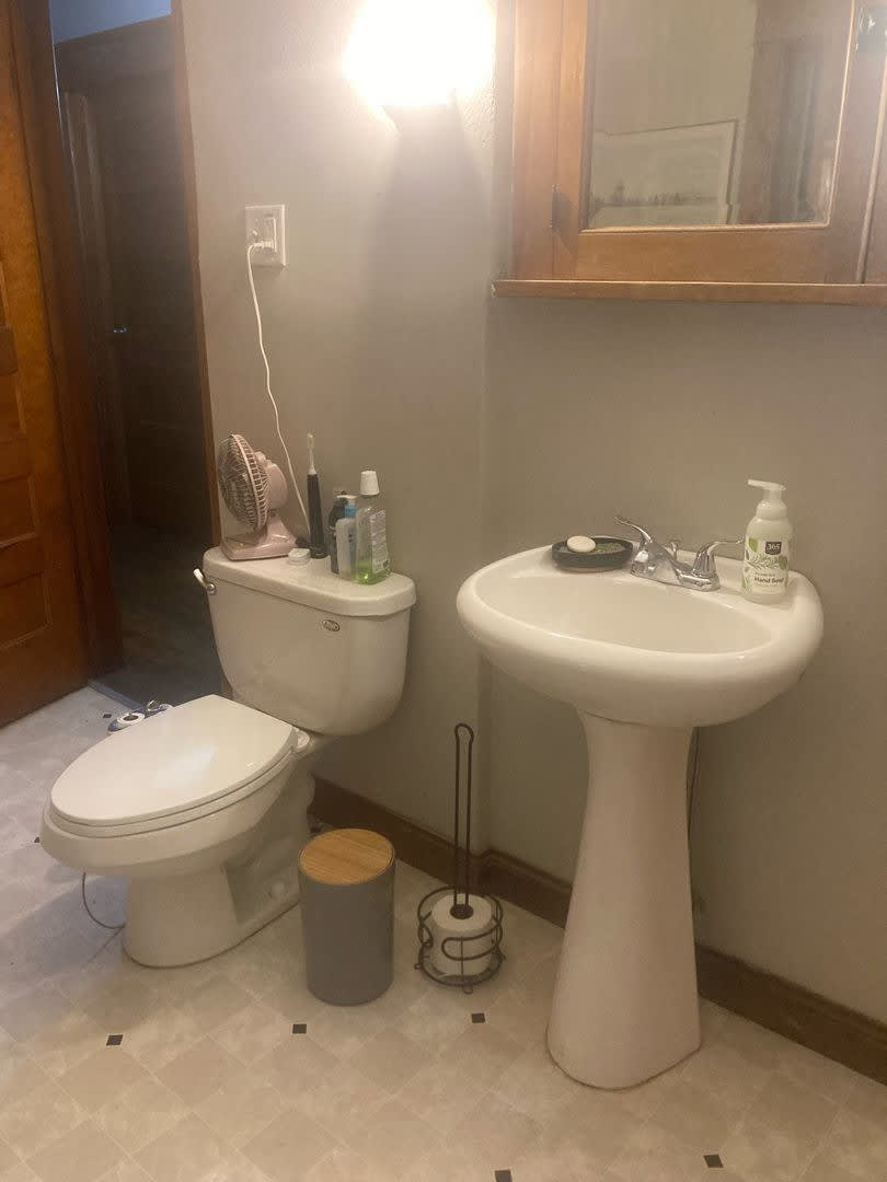Huge house! Prime Location!! Available 6/1/24 – photo 4