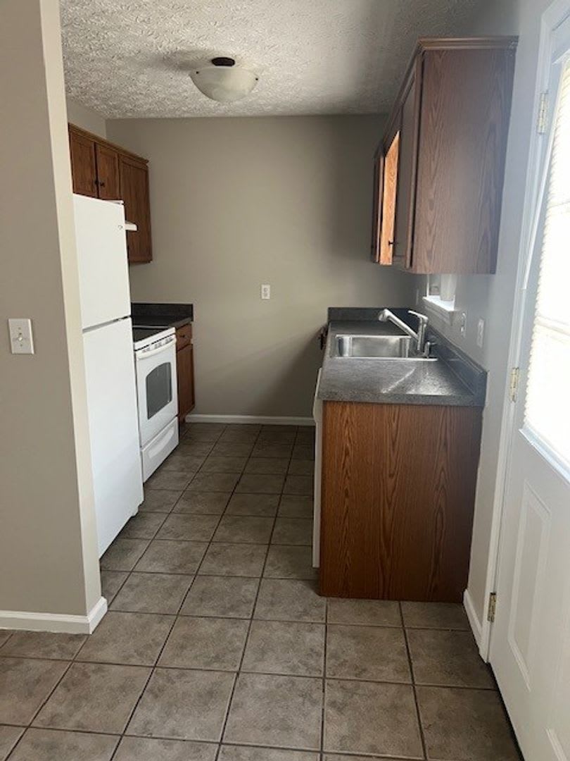 Spacious 2 Bedroom Townhouse With Garage – photo 3