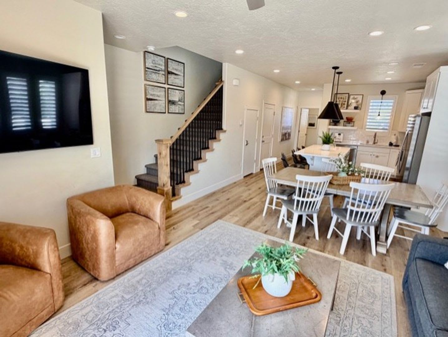 Flexible lease options! Spacious Townhome in Washington – photo 3