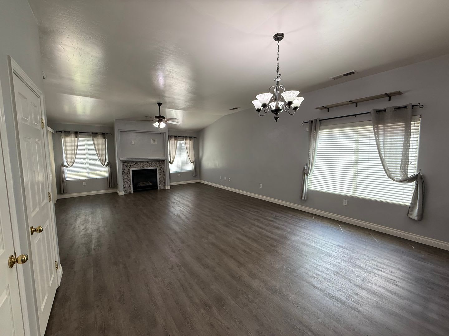 Beautiful 4 Bedroom, 3 Bathroom Home with Enclosed Patio & Stunning Backyard – photo 5