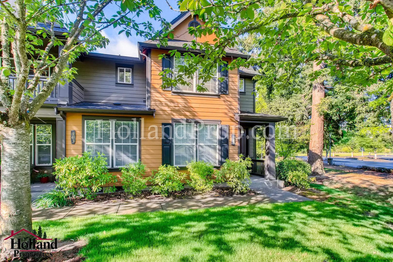 Beautiful Condo In Excellent Hillsboro Location! – photo 3