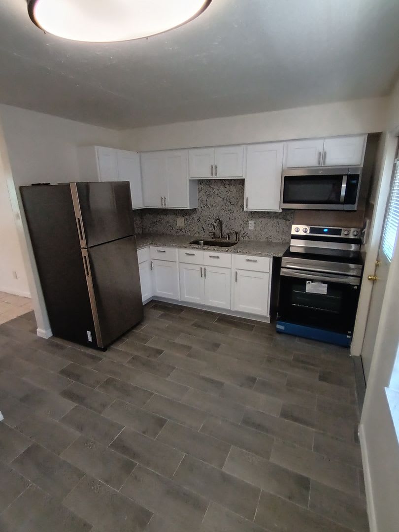 2 Bedroom, 1 Bathroom Condo For Rent at 1633 W. Oak Ridge Road, Orlando FL 32809 – photo 4