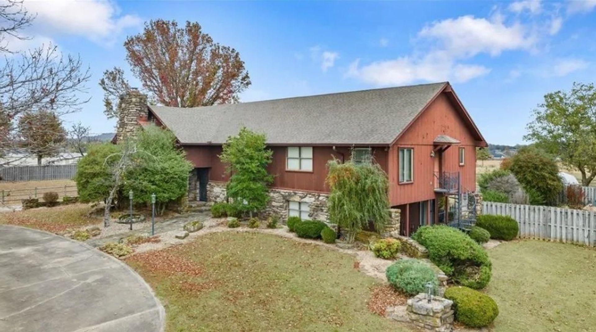 Large home with shop buildings on 10 acres – photo 3