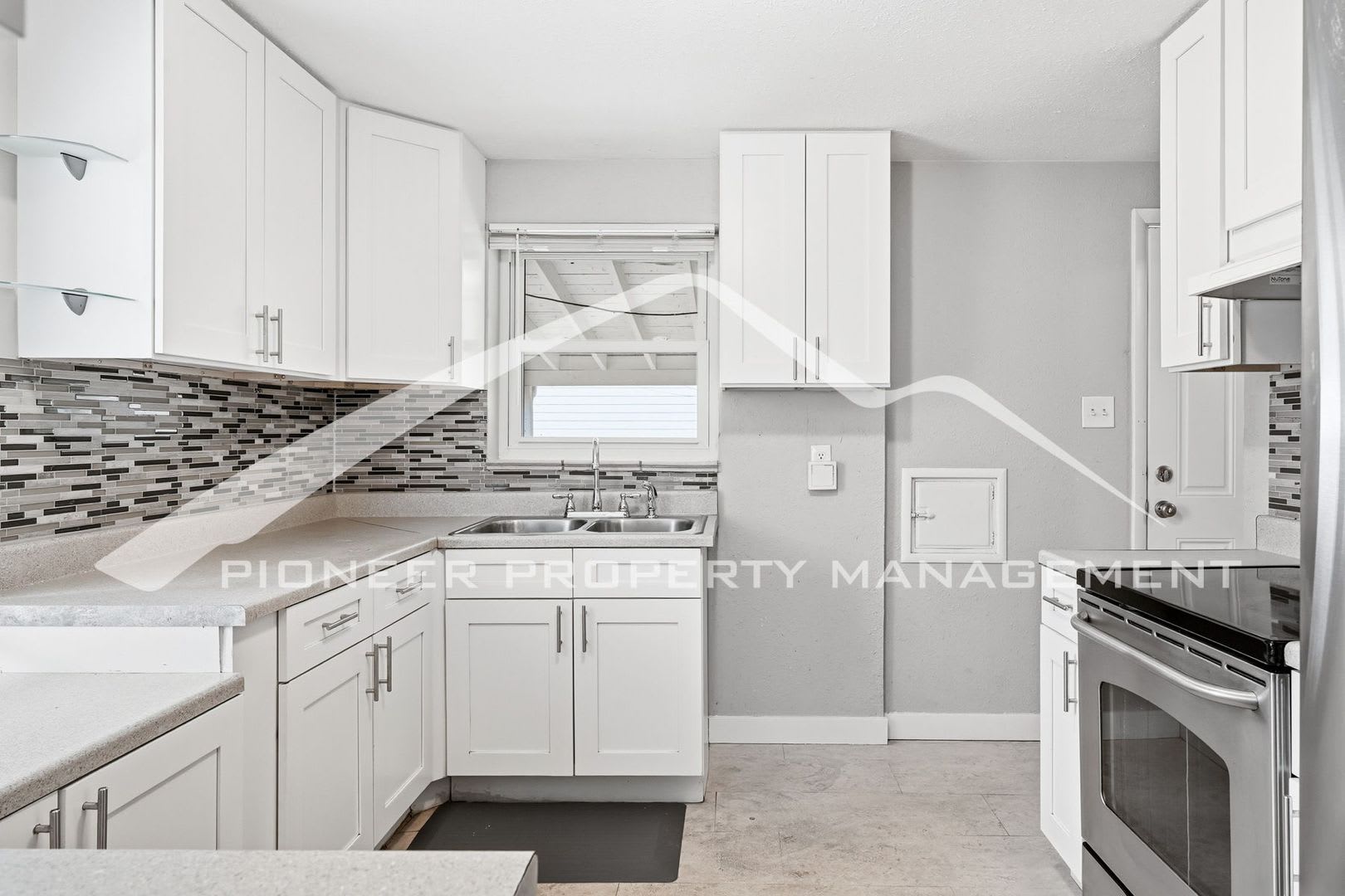 Spacious Home with Washer/Dryer and Fenced Yard – photo 5
