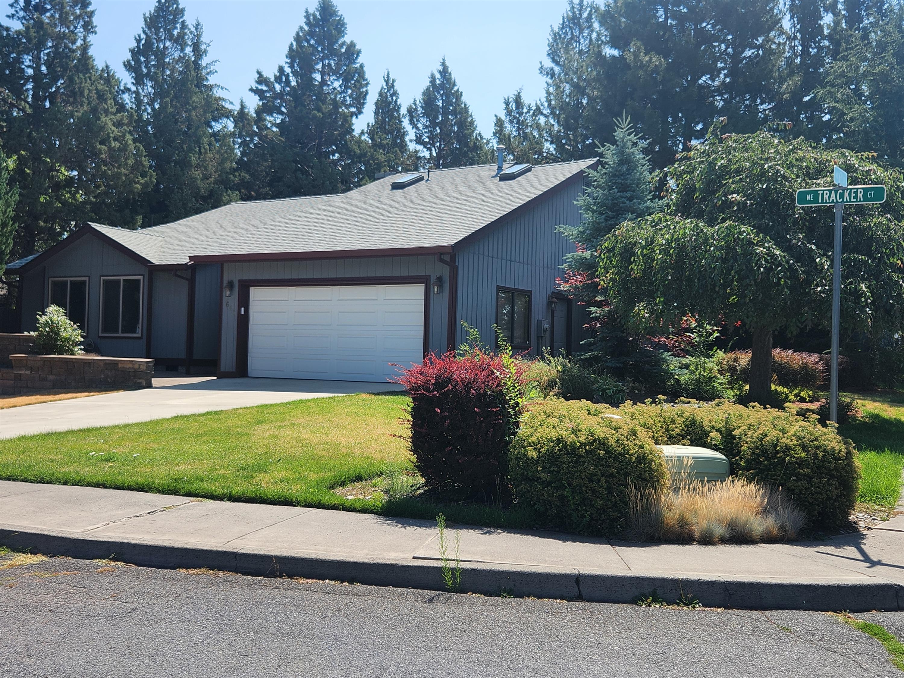 611 Northeast Tracker Court – photo 1