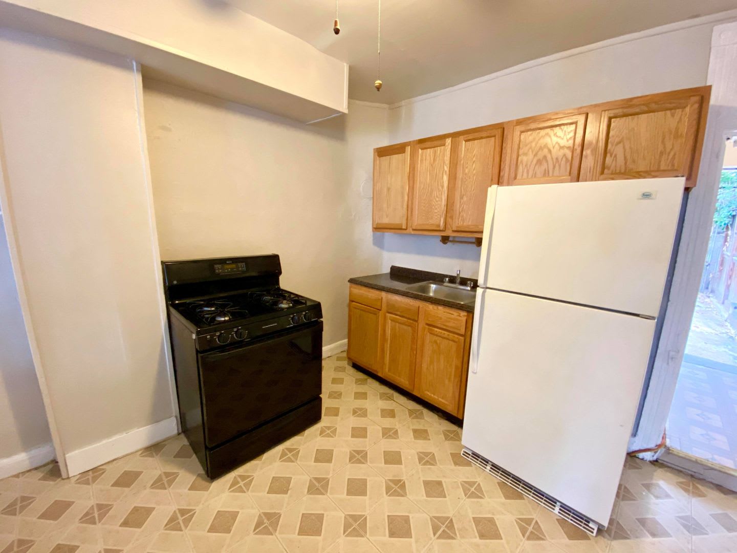 Charming 2BD/2BA Townhome in Butcher's Hill, Baltimore, MD! – photo 4