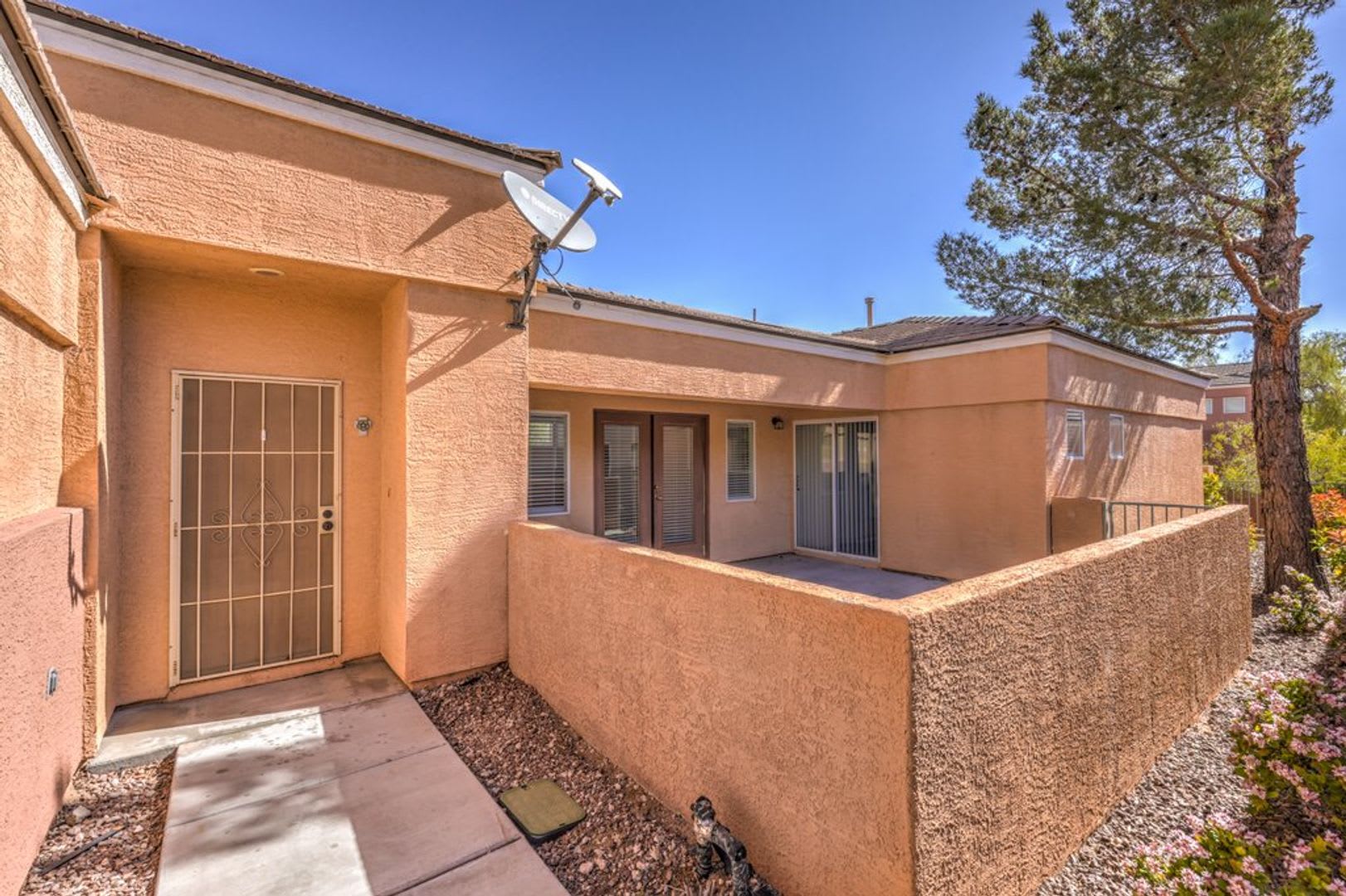 Location! Location! Single Story in Gated Summerlin W/ Community Pool & Spa. – photo 3