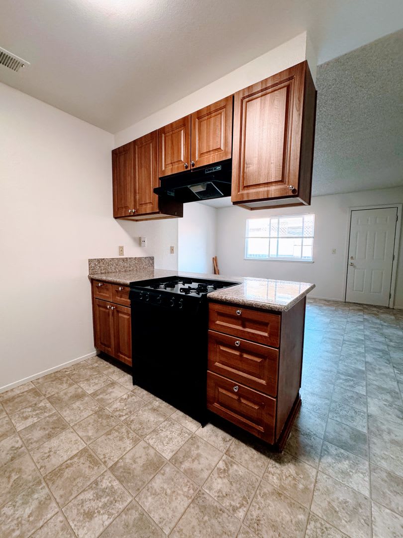 Charming 2-Bedroom Duplex with Large Fenced Yard & Attached Garage – photo 3