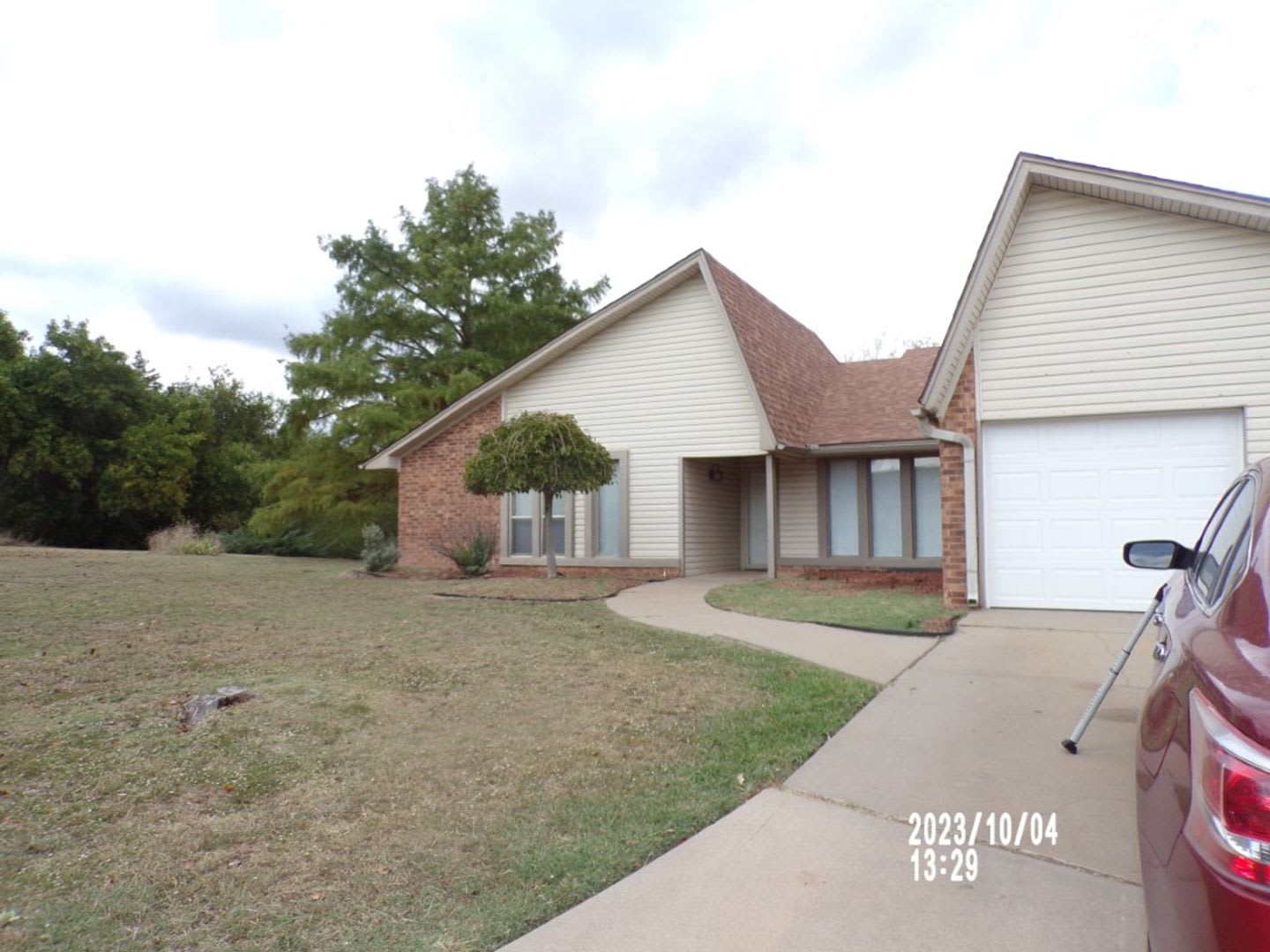 Large bedrooms, located on West side of town – photo 2
