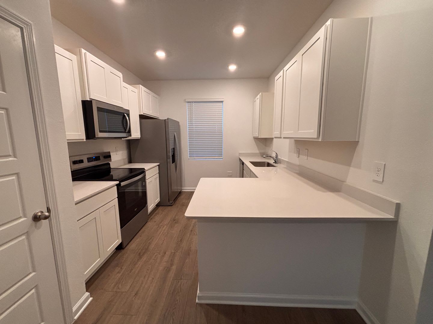 Never-Lived-In 3BR/2.5BA Townhome! Screened Lanai & Pond View! Private Owner! – photo 2
