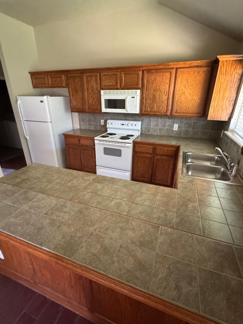 3 bedroom 2 bath home close to campus – photo 4