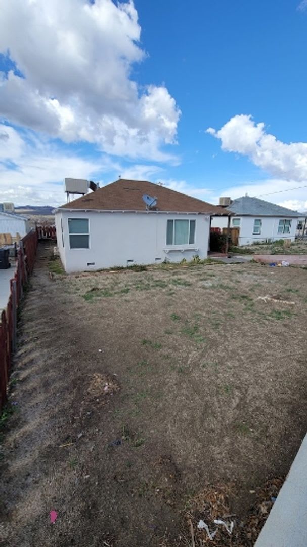 2 Bedroom 1 Bath home w/ washer Dryer Hook Ups. – photo 2