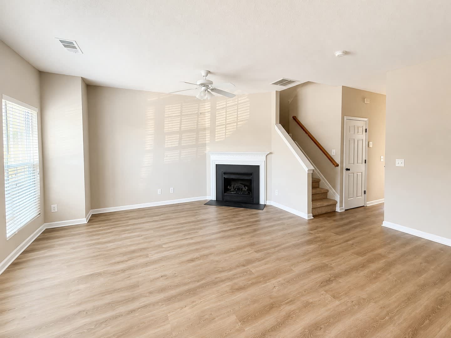 Beautiful 3 Bedroom Townhome With Pond View Lawn Care Included Convenient Whitsett Location – photo 2