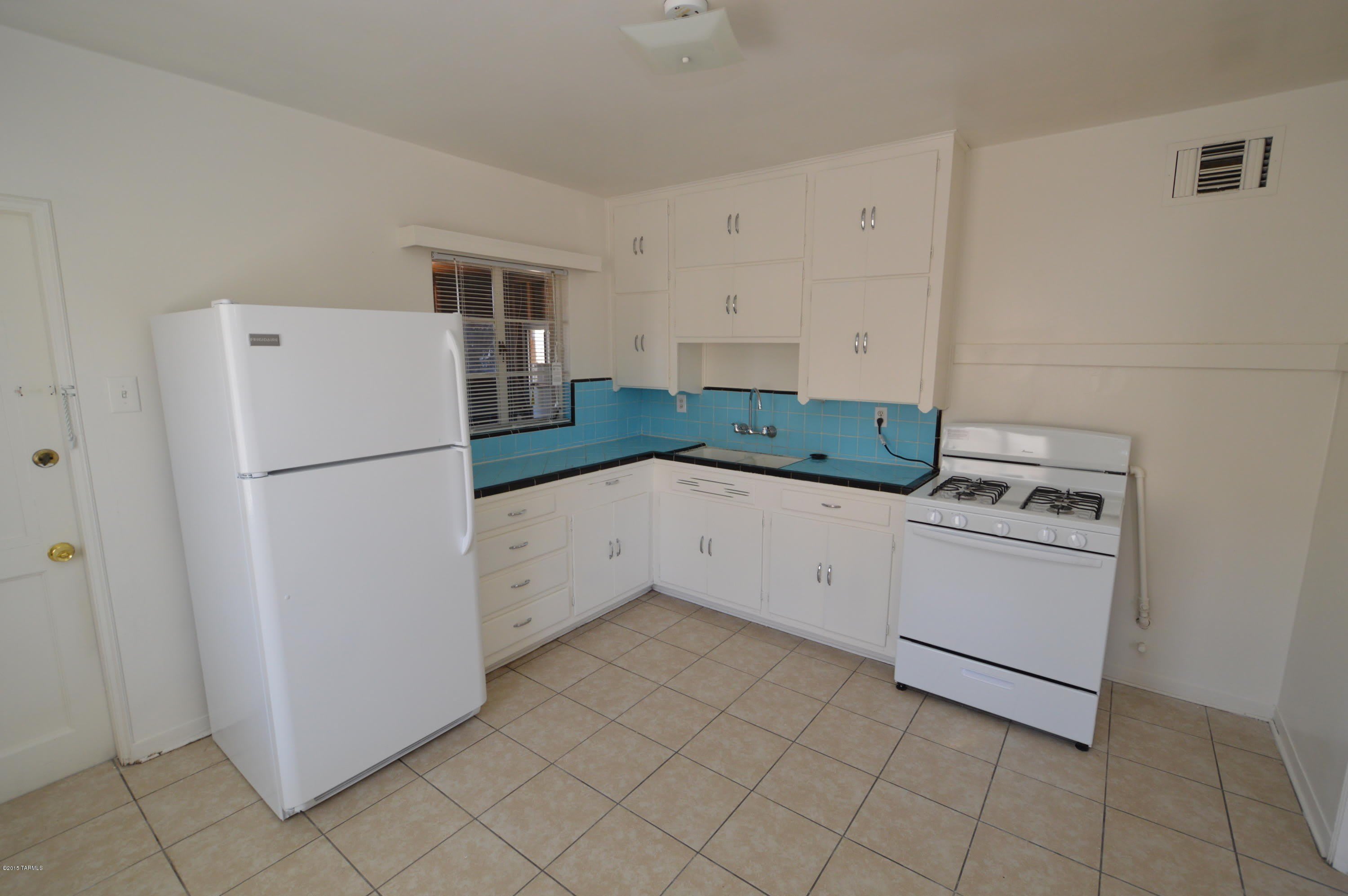 2425 N Los Altos Avenue – photo 2