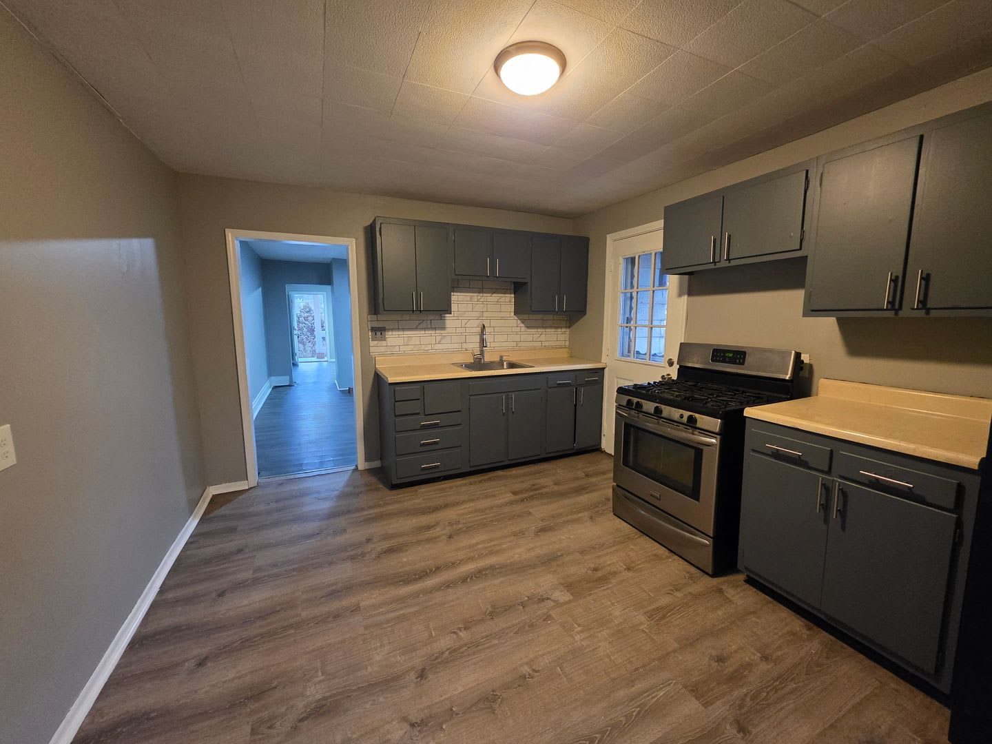 2 bedroom 1 bath townhouse for rent in the West End – photo 1