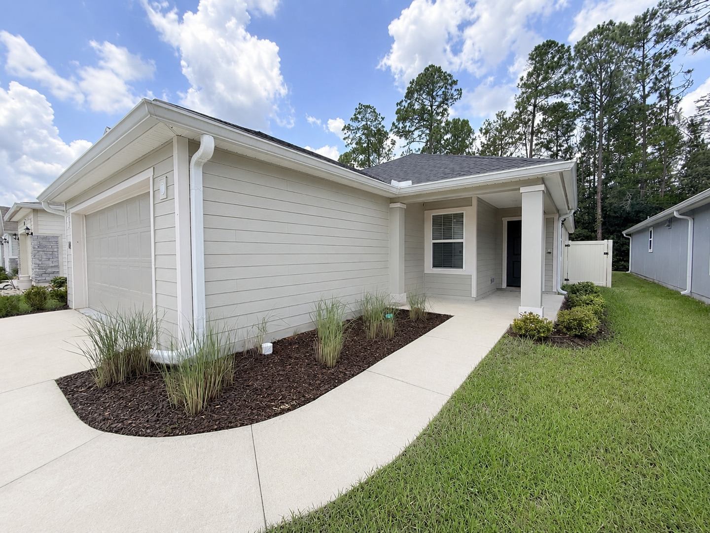 Beautiful 4Br Home With Open Floor Plan Fully Fenced Backyard – photo 2
