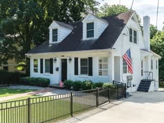 Great Location One Bedroom Triplex Great For Pets The Village District Available April 10Th – photo 2
