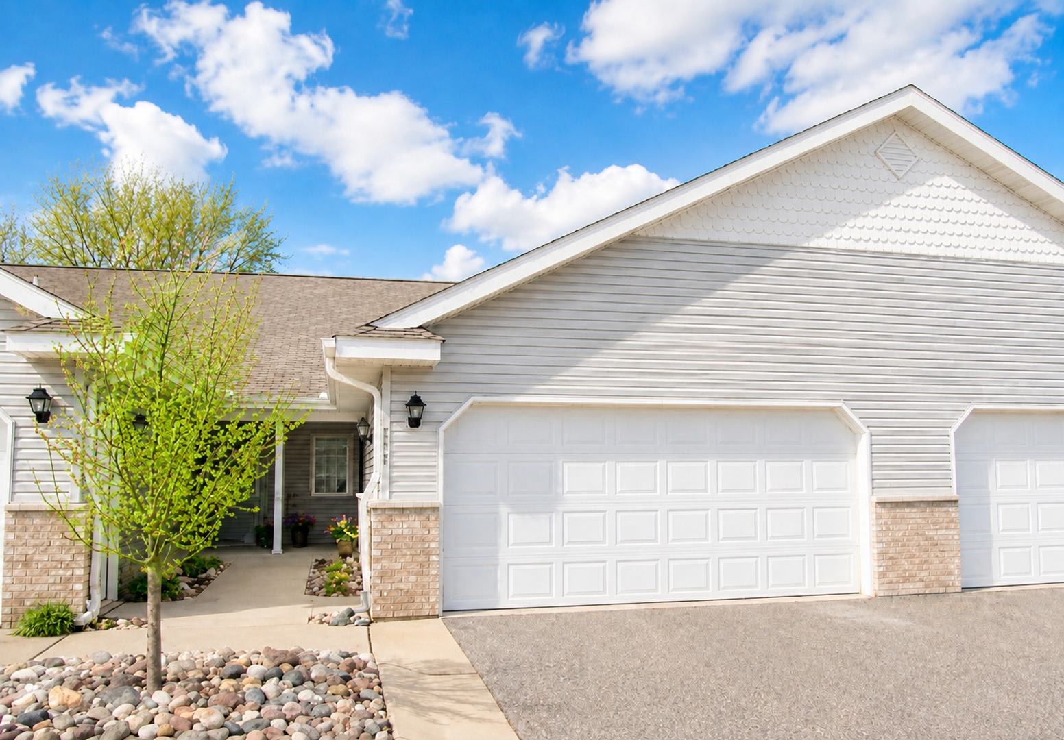 Great 2BR/1BA One Level Delano Townhome Available 10/1 – photo 1