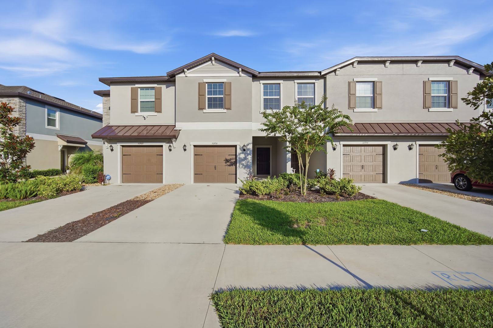 Newer 3Beds/2.5 Bths in Amenity Rich Area! – photo 1