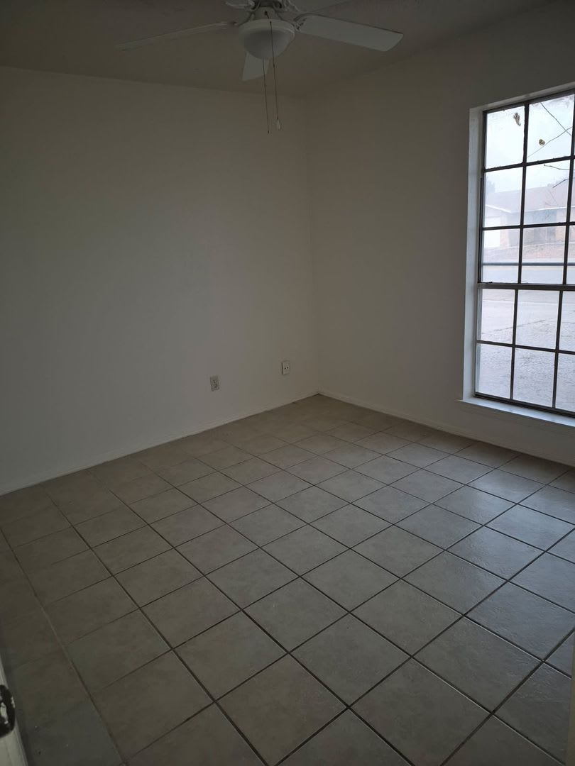Spacious And Remodeled 4 Bedroom 2 Bath Fireplace Garage In Pebble North – photo 5