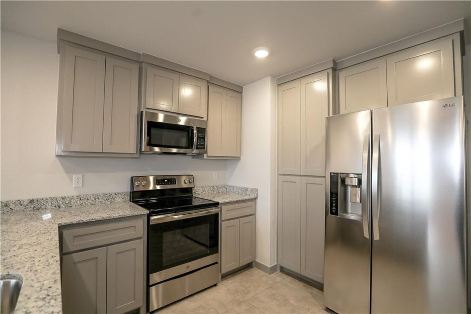 Welcome To Your Next Home In A Fabulous Central Location – photo 2