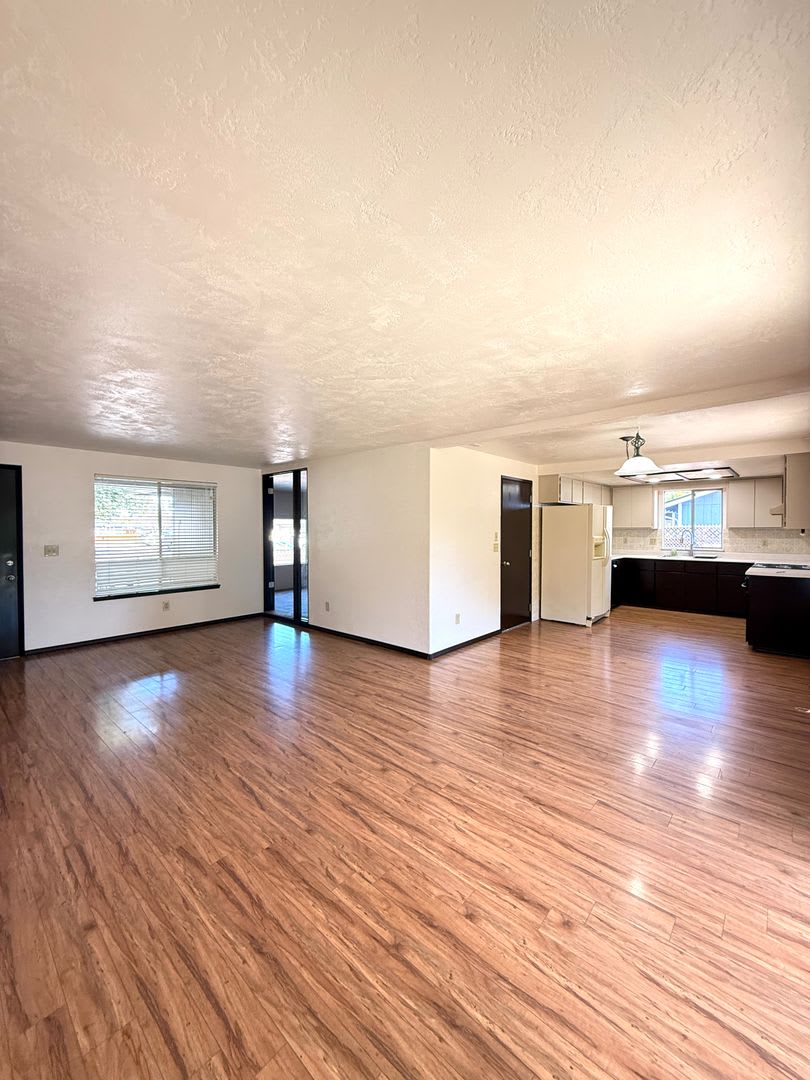 2 Bed, 2 Bath Home with Large Bonus Room – photo 3