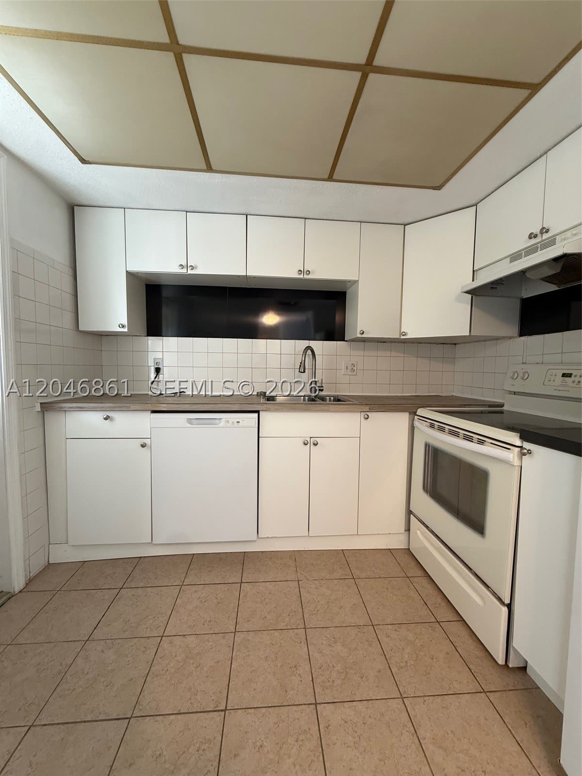 3300 NE 10th Ter – photo 2