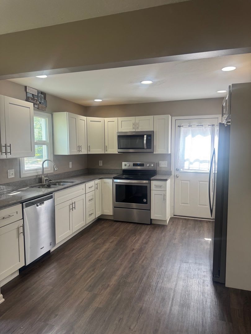 Charming Updated 3BR Home with Large Fenced Yard & Garage – photo 3