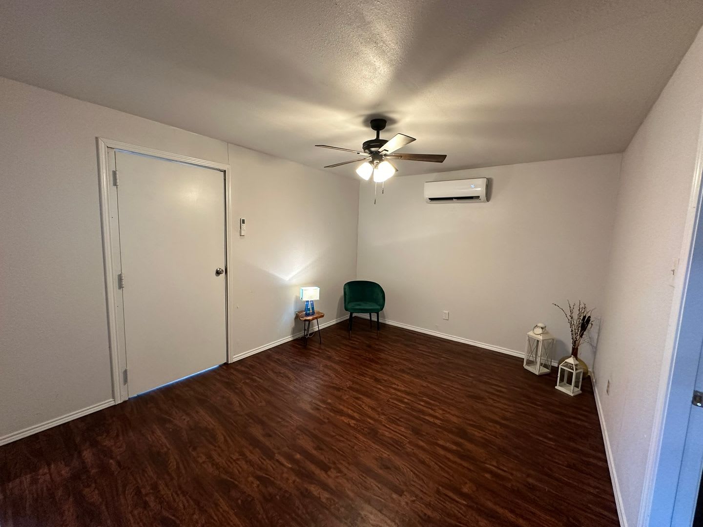 2-Bedroom, Great Location, Off street parking! – photo 4