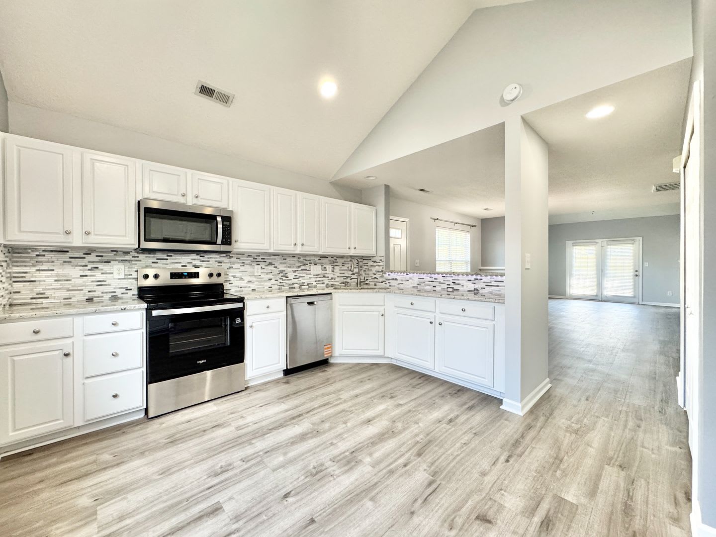 Updated 2 Bedroom with Loft & Neighborhood Pool! – photo 5