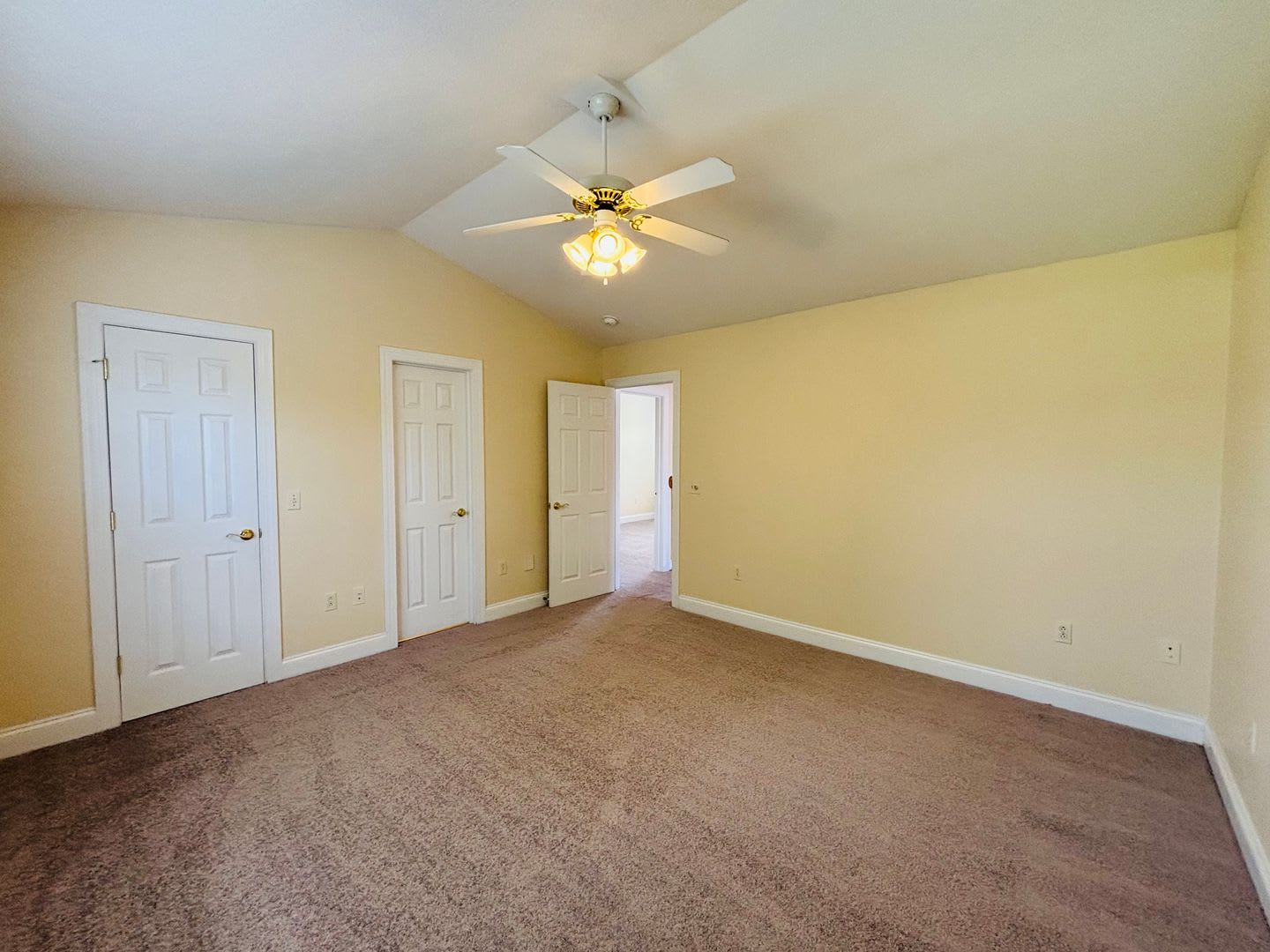 3 Bedroom 2 Bath Townhouse – photo 4