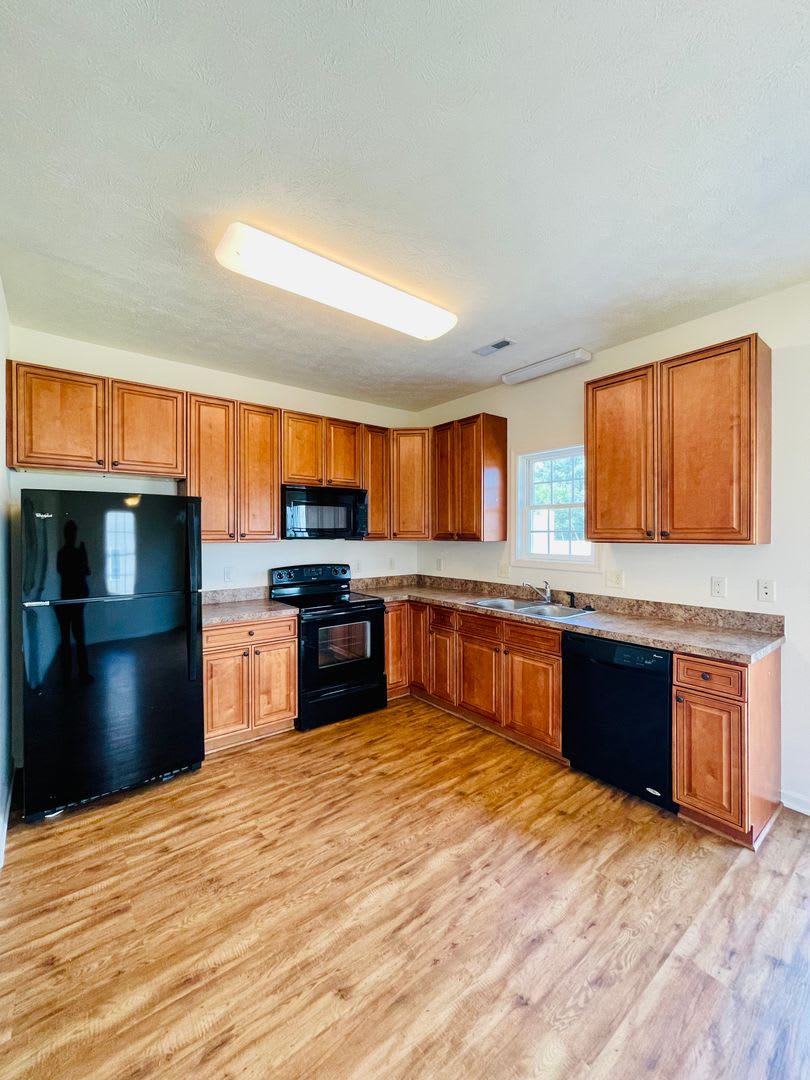 3 Bedroom, 2.5 Bath Two Level Townhouse – photo 4