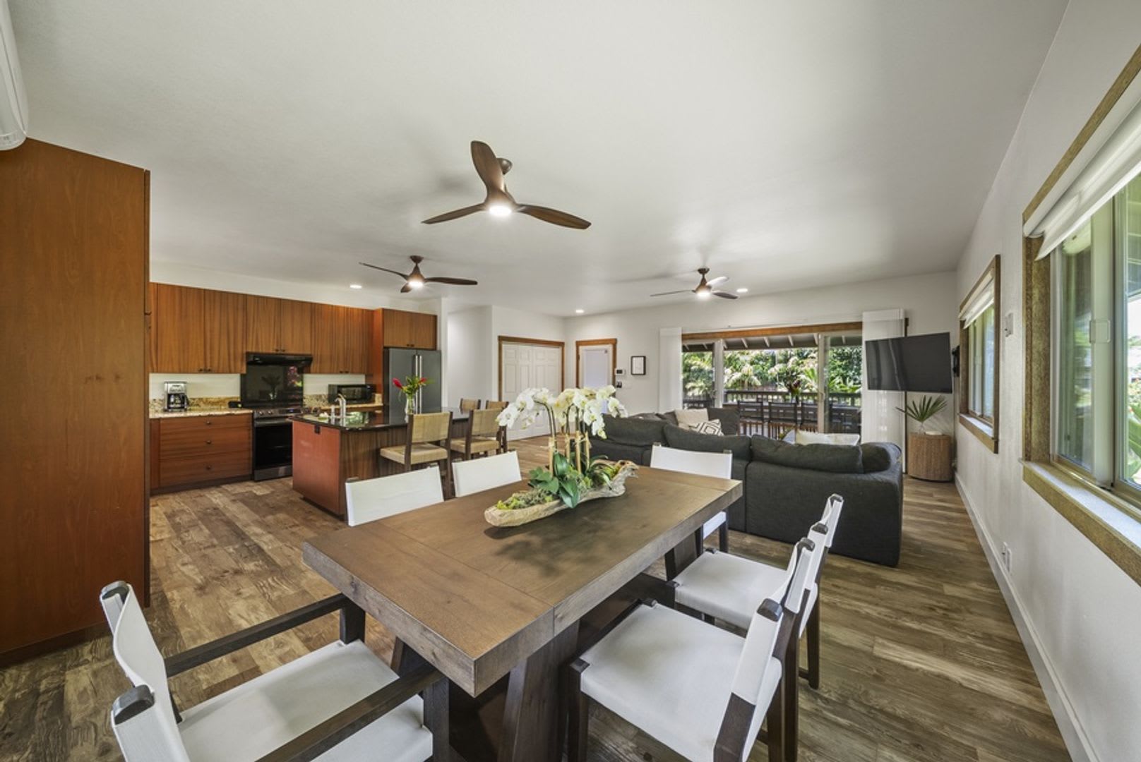 Tropical 4BR Gated Retreat w/ Sauna, Walk to Velzyland Beach – photo 4