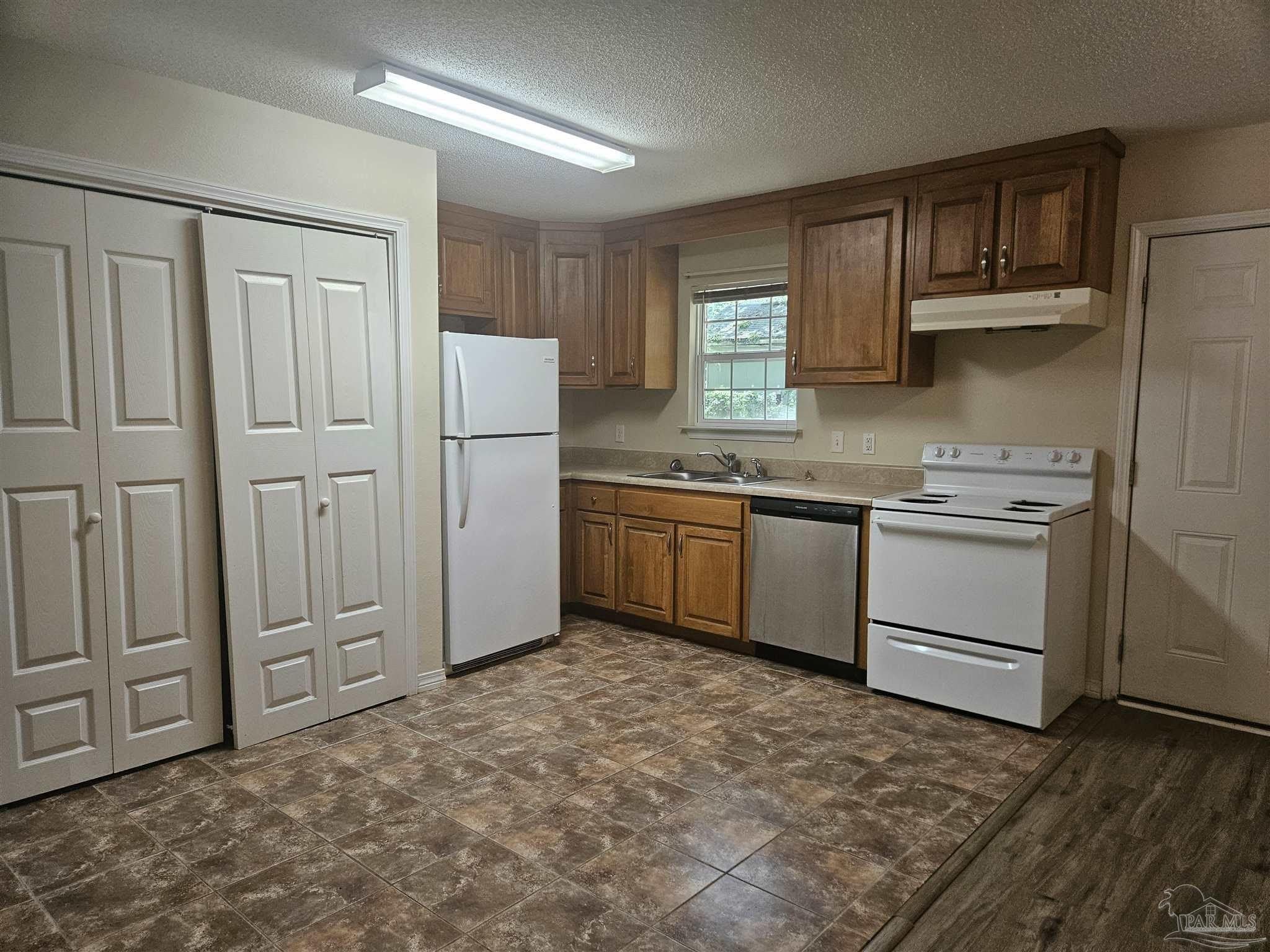 2040 E Roberts Rd – photo 4
