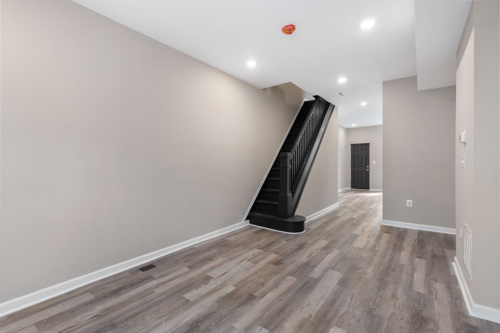 Newly Renovated 2 Bedroom and 1.5 Bath – photo 4